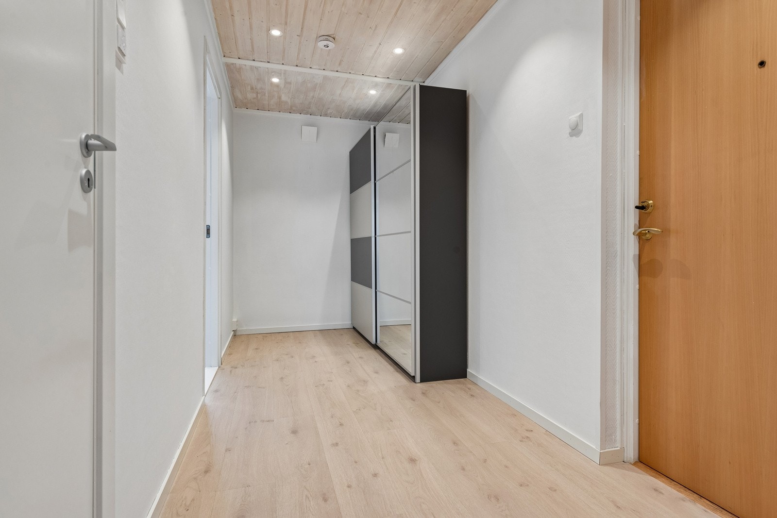 Entreén er et fint rom til å ønske venner og familie velkommen. Skyvedørsgarderobe til klær og sko som gjør det enkelt å holde orden. Galleribilde