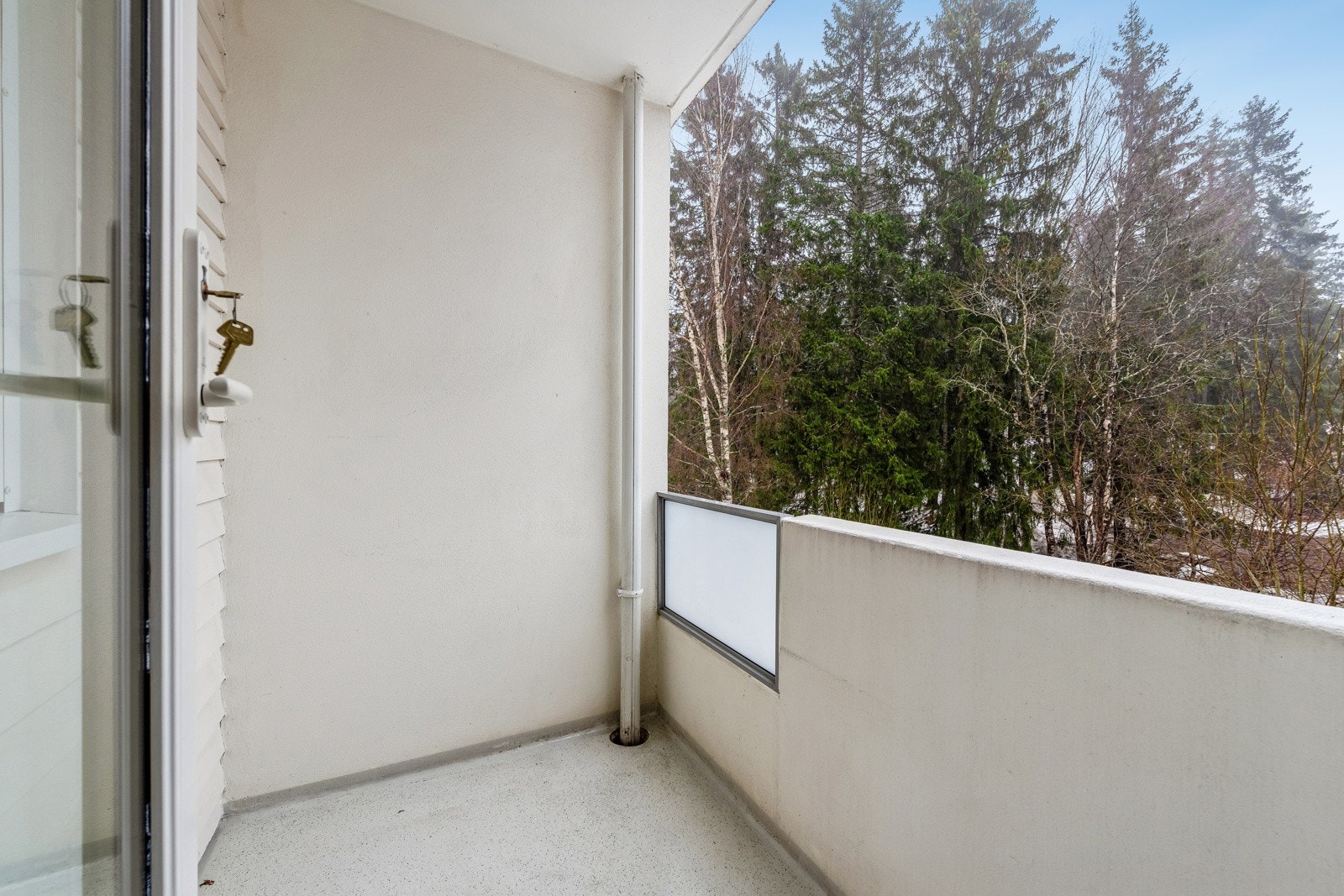 Solrik balkong hvor du kan lage din egen oase av møbler og blomster og nye både solrike dager og lune kvelder. Galleribilde