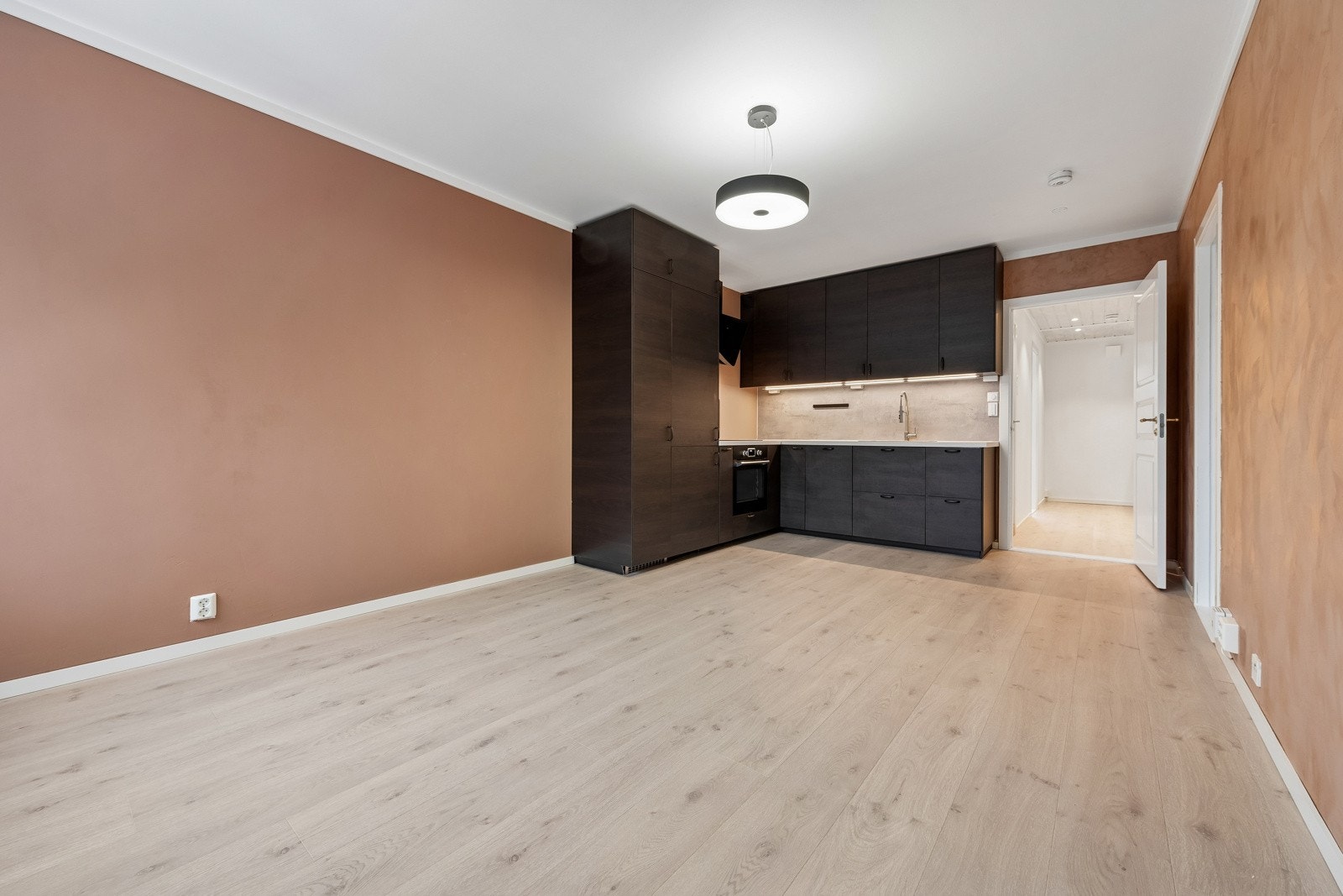 Laminatgulv i hele leiligheten. Nymalte vegger i 2026. Vinduer og balkongdør byttet i 2017. Galleribilde