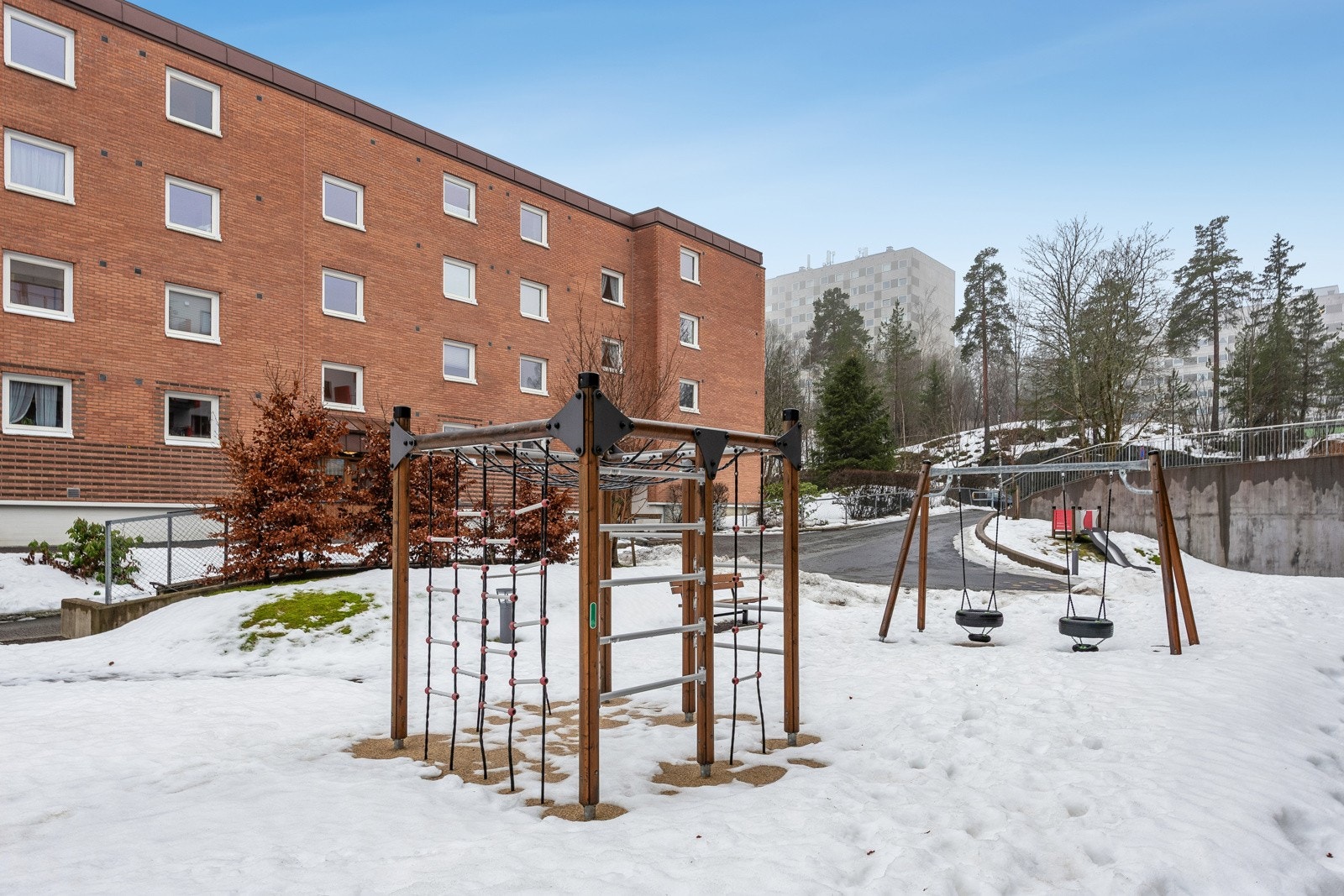 Ammerudenga brl. har fine og velstelte uteområder med lekeplasser og sittegrupper. Galleribilde