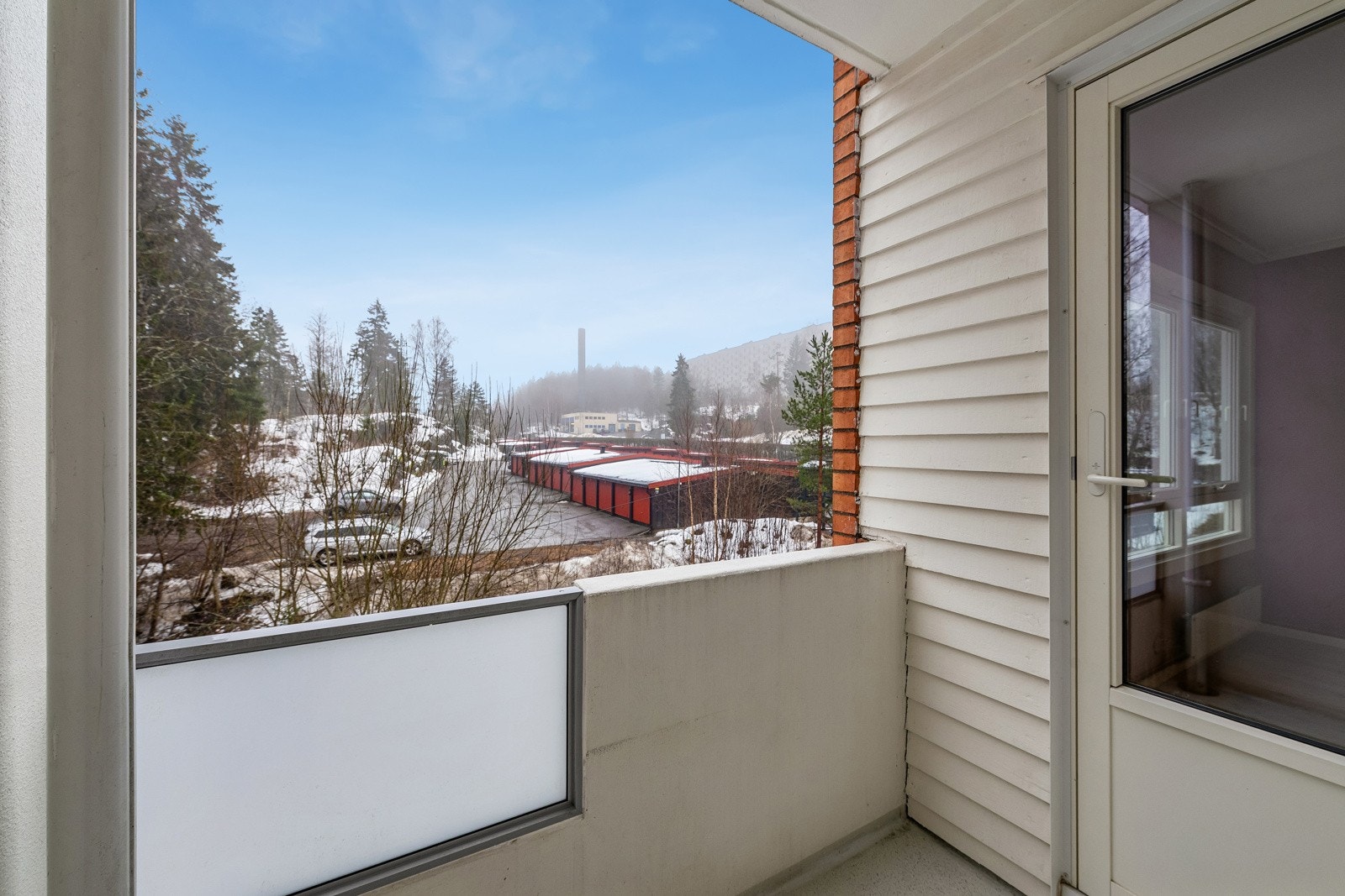 Velkommen til Ammerudveien 103. Arealeffektiv og påkostet 3 roms i "Lilleblokka". Solrik balkong. Rehabilitert bad. Nært buss, t-bane og Lillomarka. Galleribilde