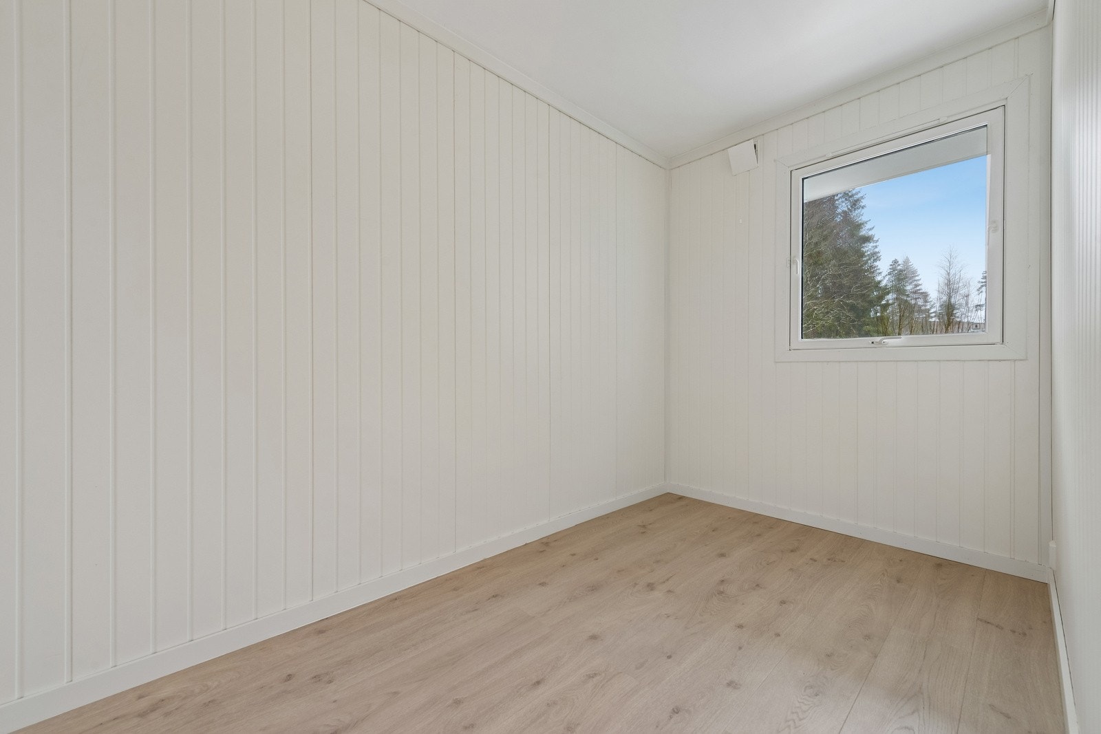 Soverom 1 har plass til dobbelseng med tilhørende møblement. Galleribilde