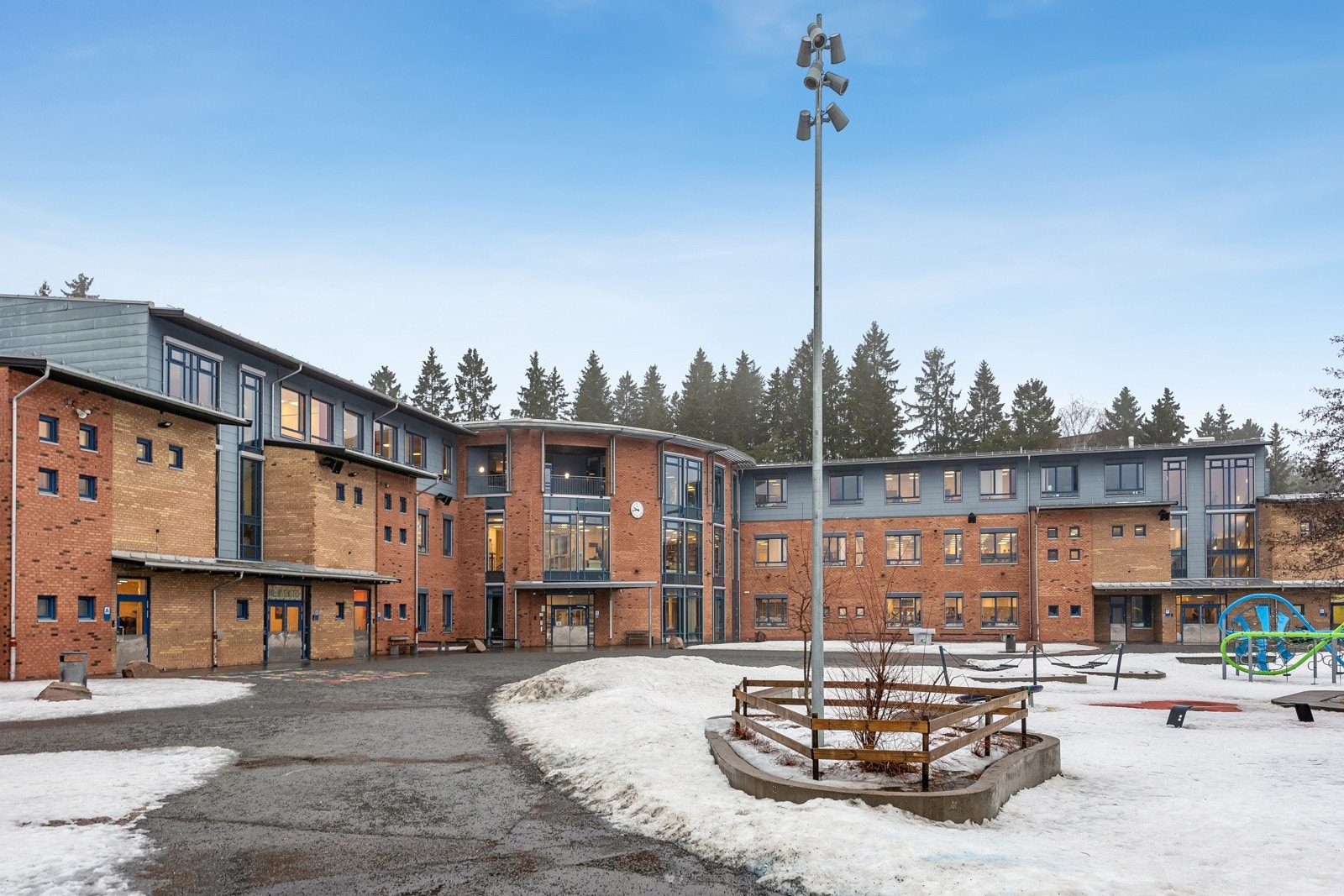 Vi har flere populære barnehager i området. Skolen ligger 3 minutter unna og er nylig oppgradert med fine uteplasser. Galleribilde