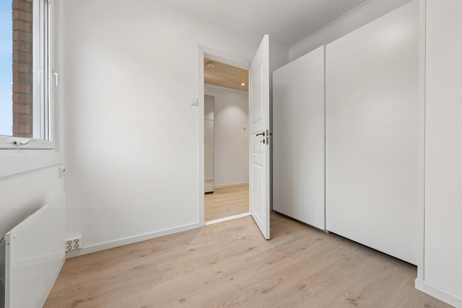 Soverom 2 har hel vegg med garderobeskap. Galleribilde