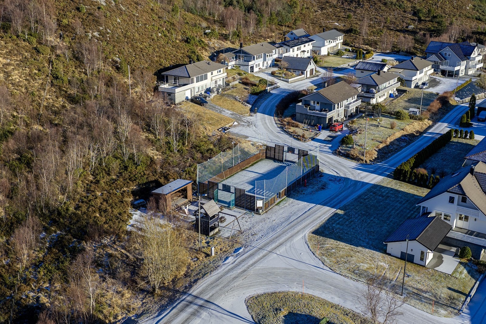 Nærområde har lekeplass og ballbinge Galleribilde