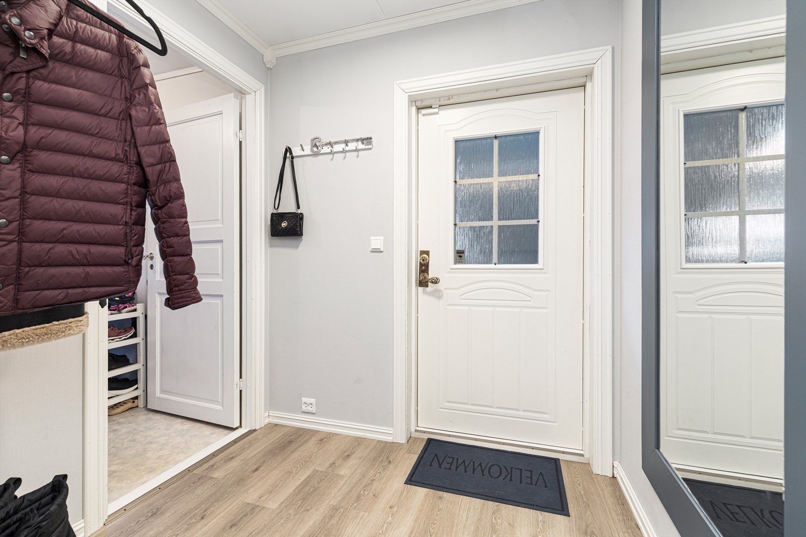 En lys entre med plass for uteklæ Galleribilde