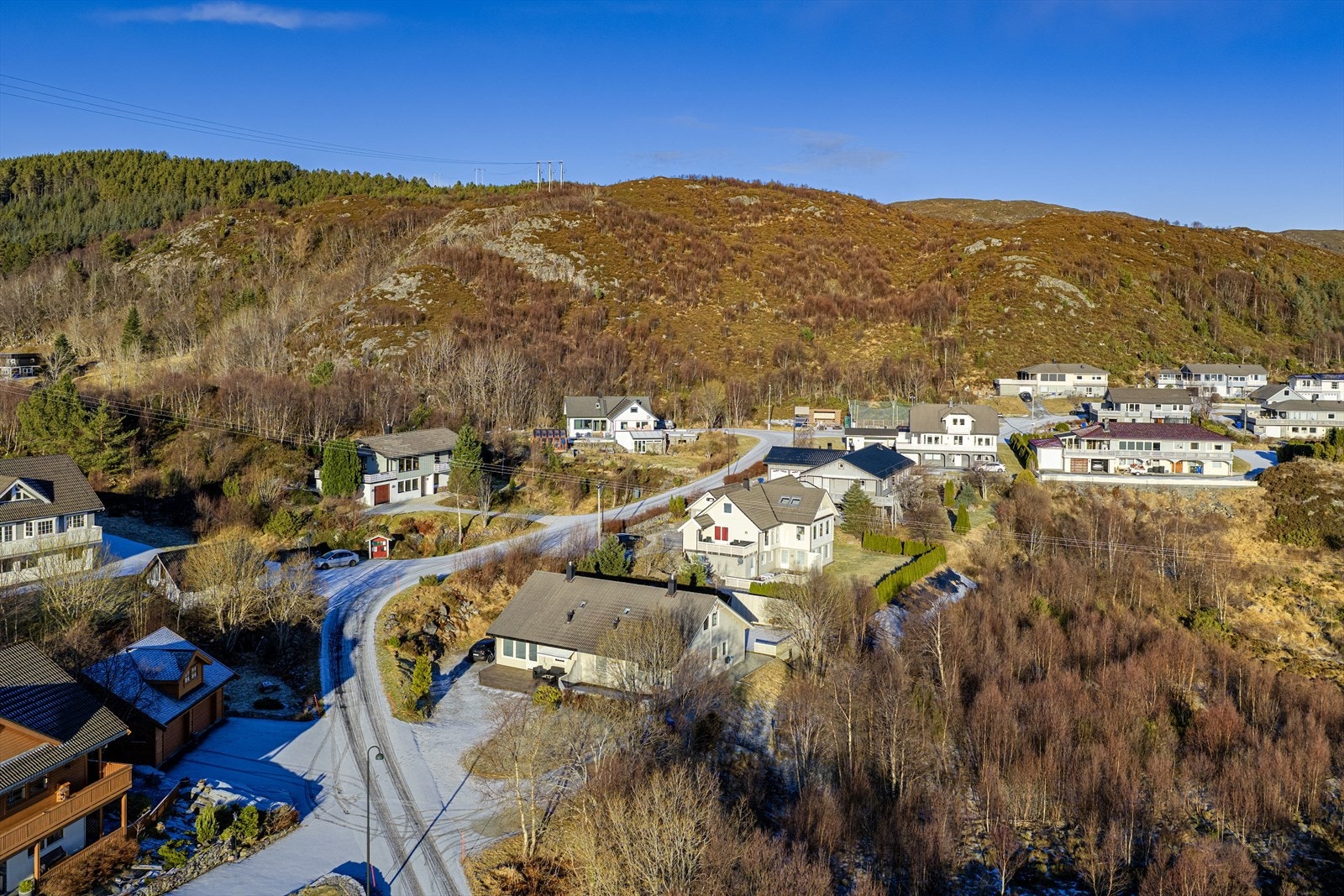 Halvpart av vertikaldelt tomannsbolig beliggende i barnevennlig og rolig område Galleribilde