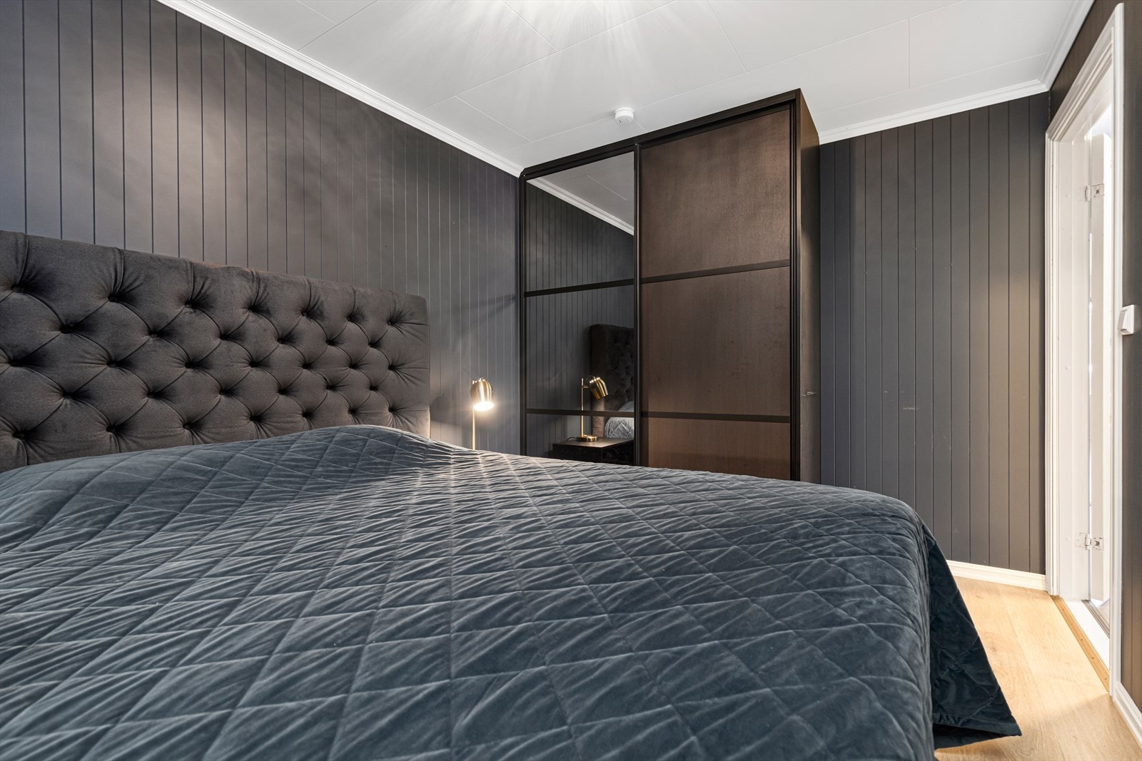 Stilrene farger og plass for stor seng og garderobe Galleribilde