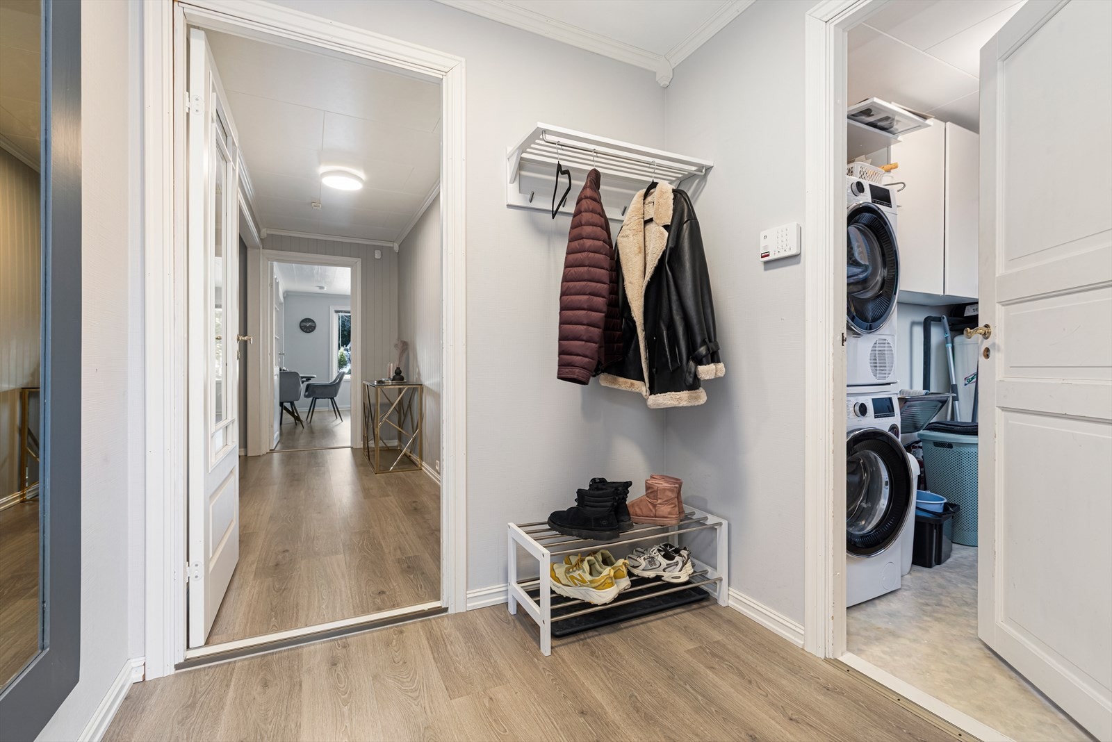 Ved siden av entre har du bod med opplegg for vaskemaskin Galleribilde