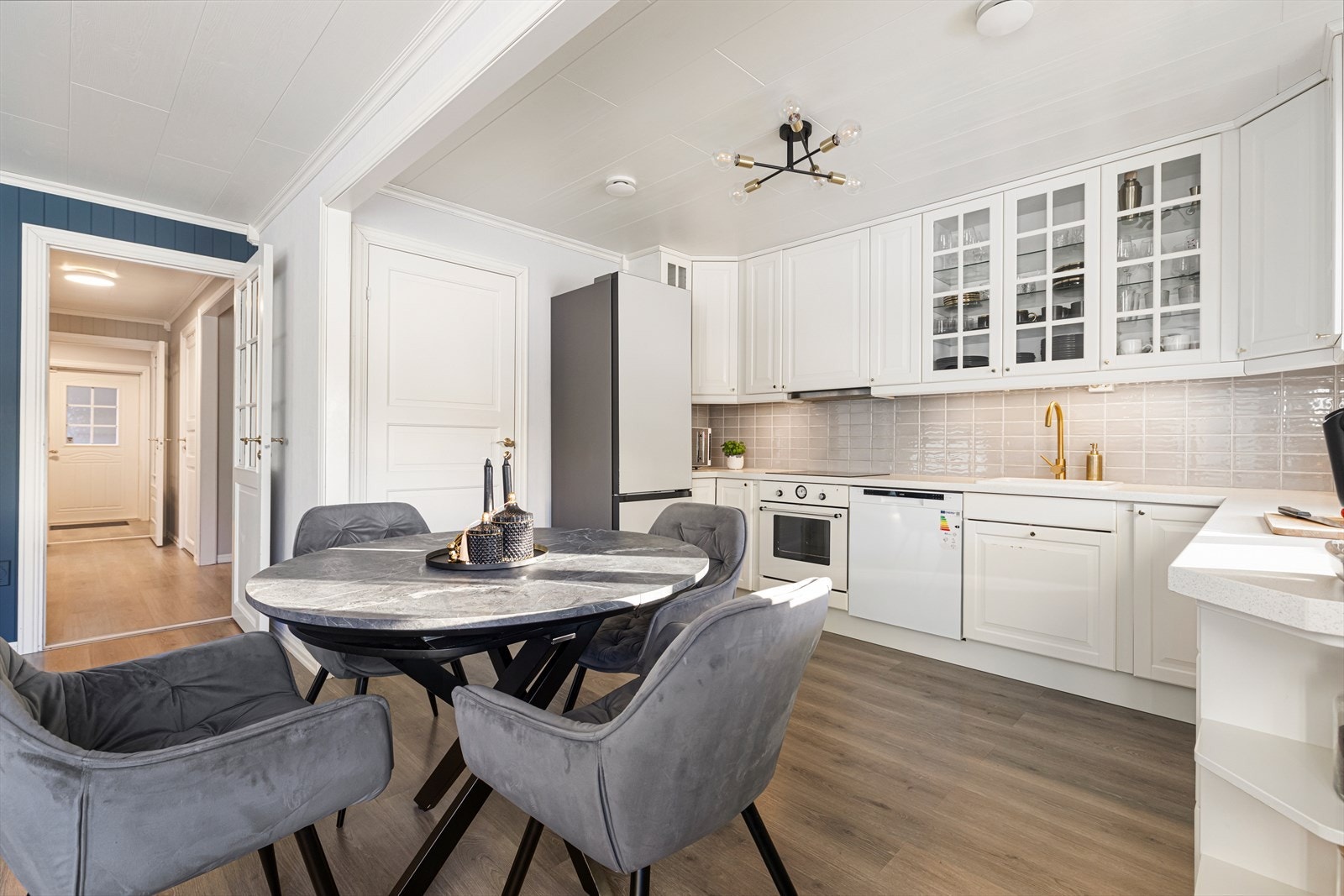 Kjøkken har tidløse og rene overflater Galleribilde