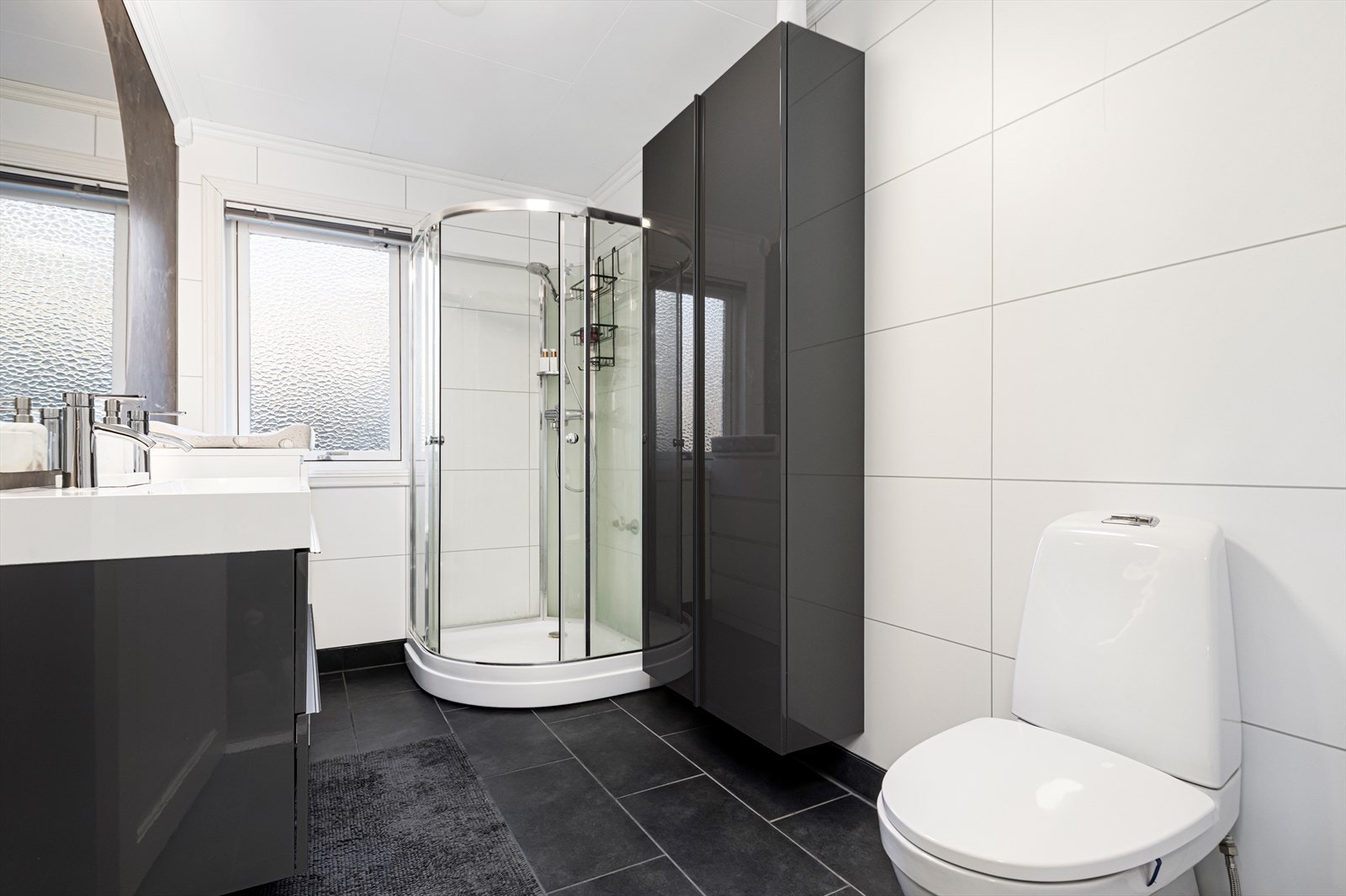 Moderne stil med flis og varmekabler på gulv Galleribilde