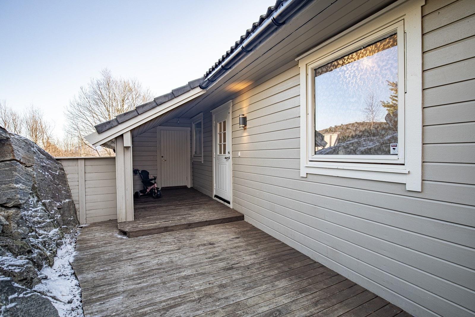 Ved inngangsparti er det opparbeidet en sportsbod Galleribilde