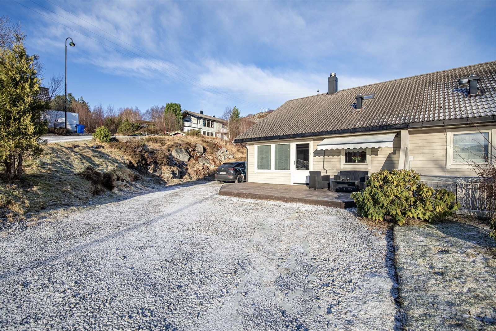 Det er installert elbil lader og er god parkeringsareal Galleribilde