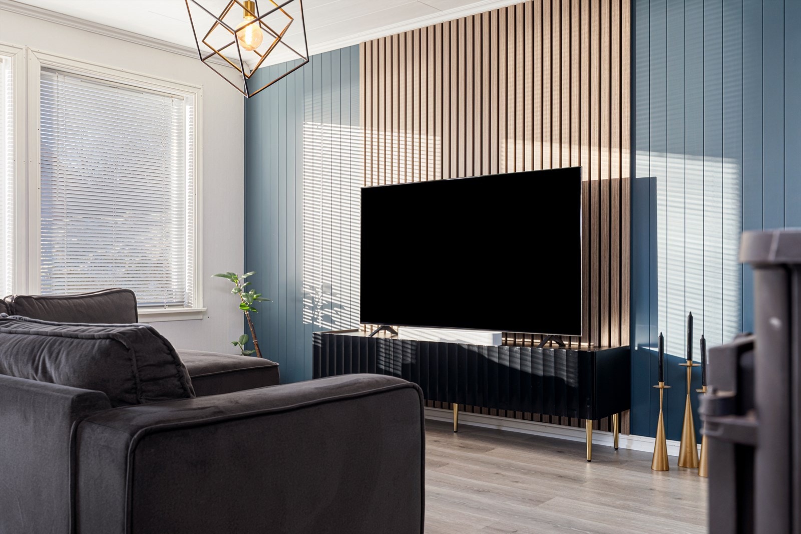 Boligen har en åpen stue/kjøkken løsning Galleribilde