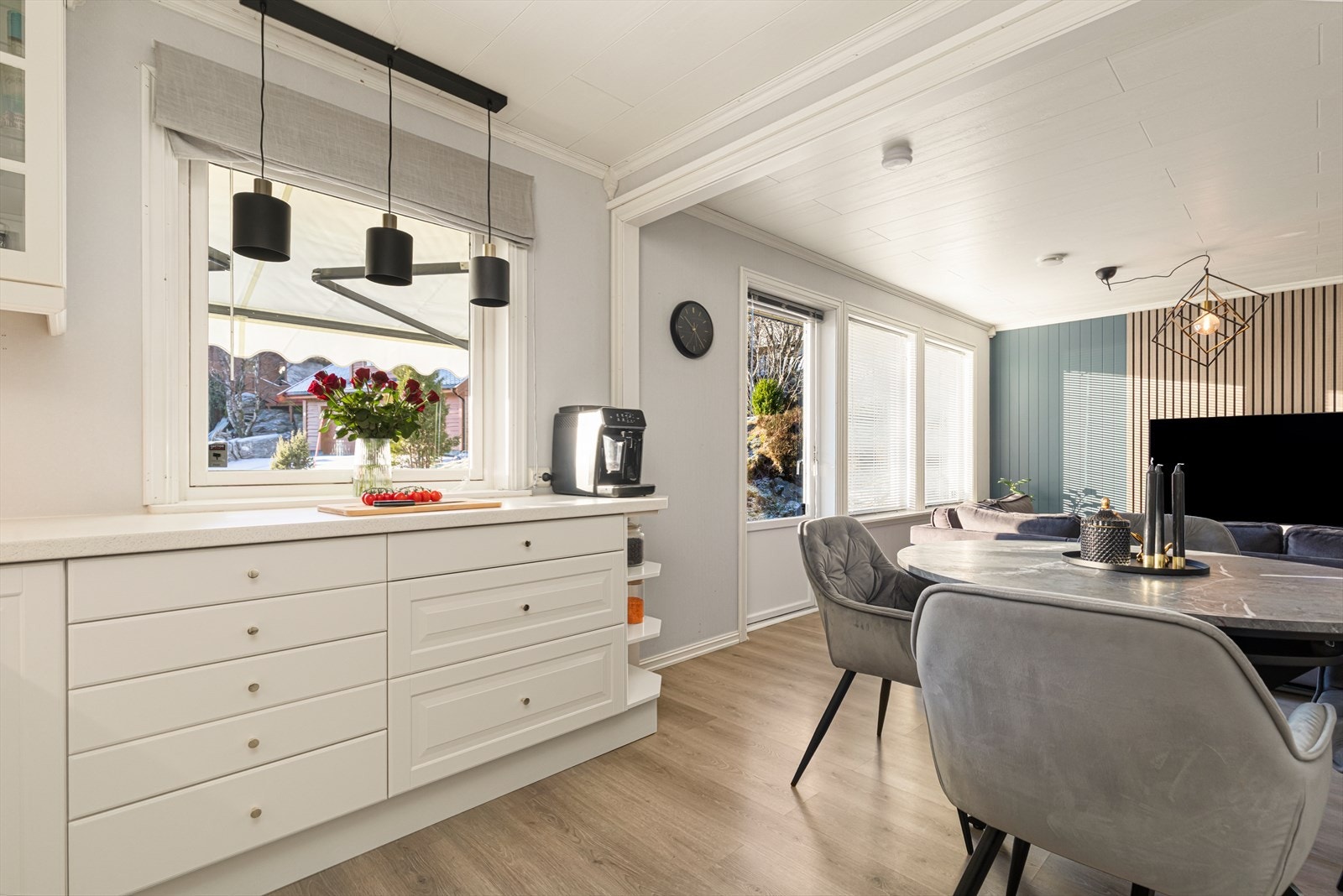 Godt med arbeidsplass og skapplass Galleribilde