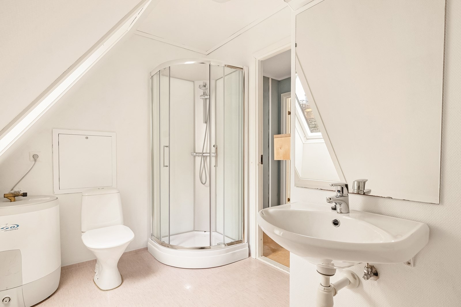 Det er varme i gulv og opplegg for vaskemaskin. Galleribilde