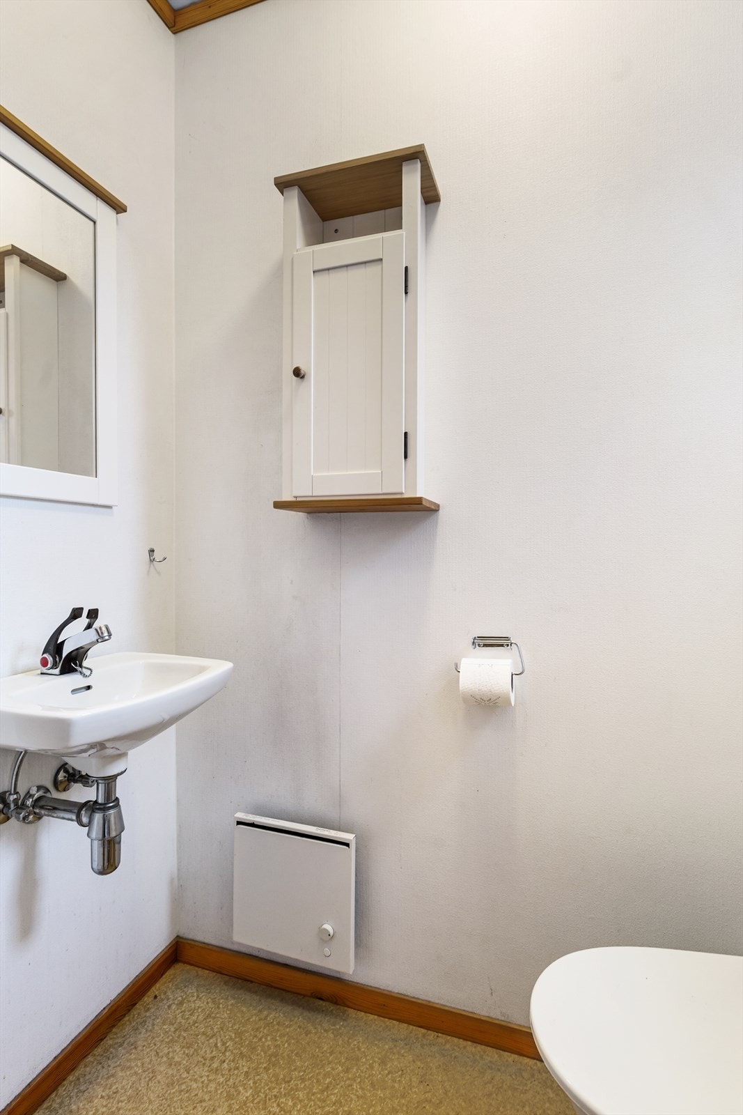 Et praktisk, separat toalettrom med servant, plassert i tilknytning til entréen. Galleribilde