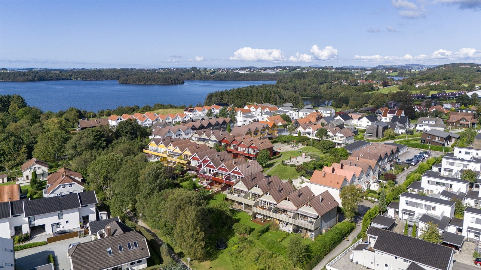 Eiendommen ligger i et attraktivt område med kort avstand til skoler, barnehager og Lassa idrettspark. Galleribilde