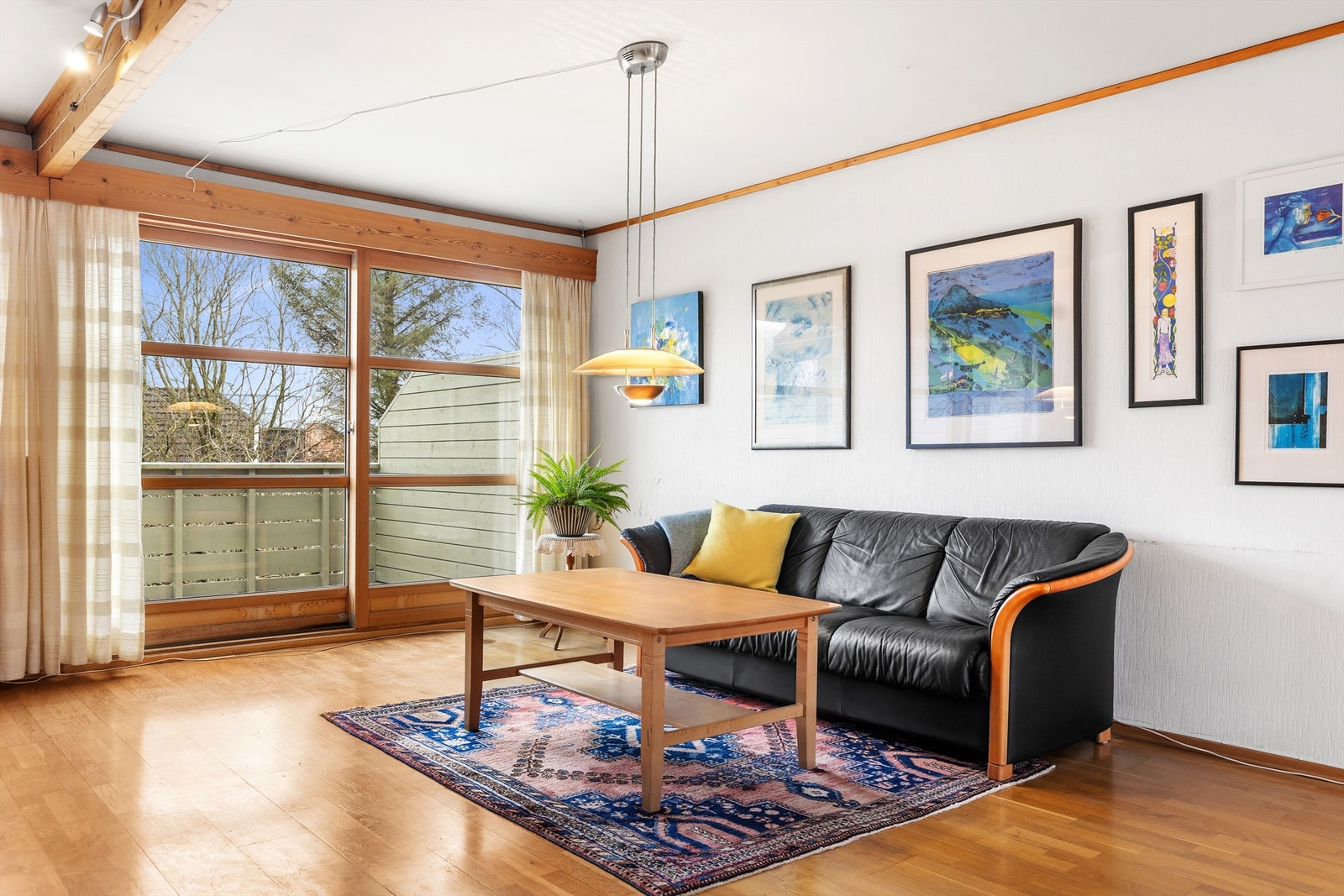 Fra stuen er det direkte utgang til balkongen. Galleribilde