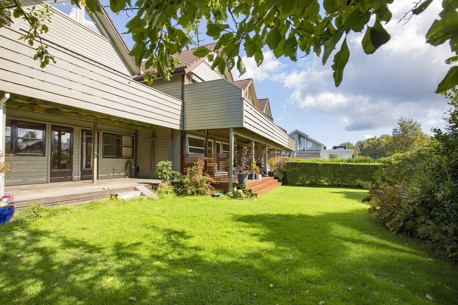 Tomten er opparbeidet med plenareal og diverse beplantning. Galleribilde