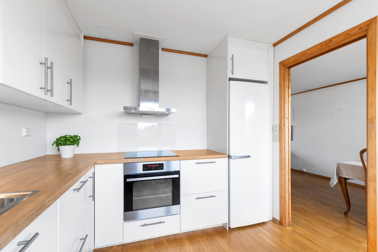 Fra kjøkkenet er det åpen og enkel adkomst til spisestuen. Galleribilde