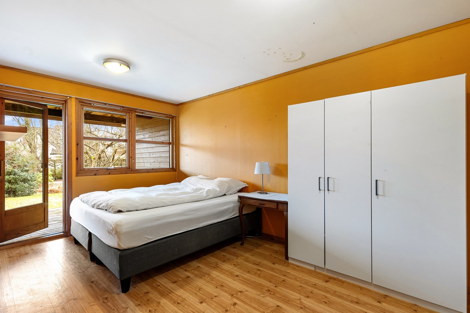 Ett av soverommene har god plass og direkte utgang til en overbygd terrasse på ca. 17 m². Galleribilde