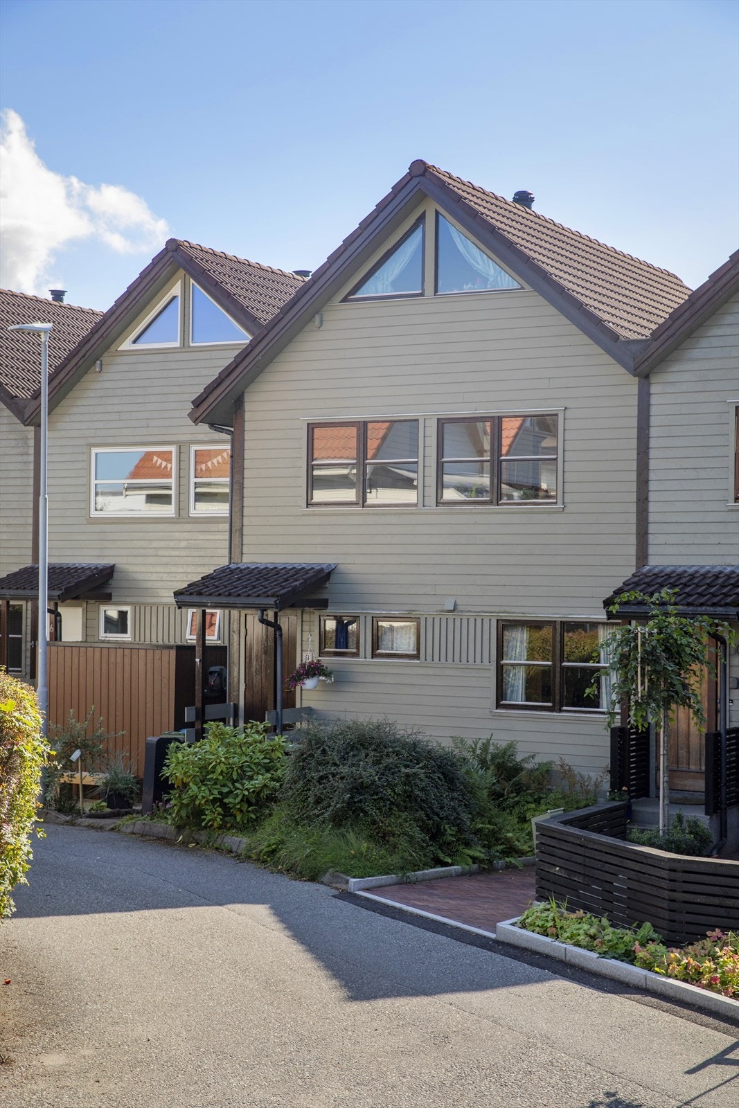 Eiendommen ligger i en rolig og lite trafikkert adkomstvei. Galleribilde