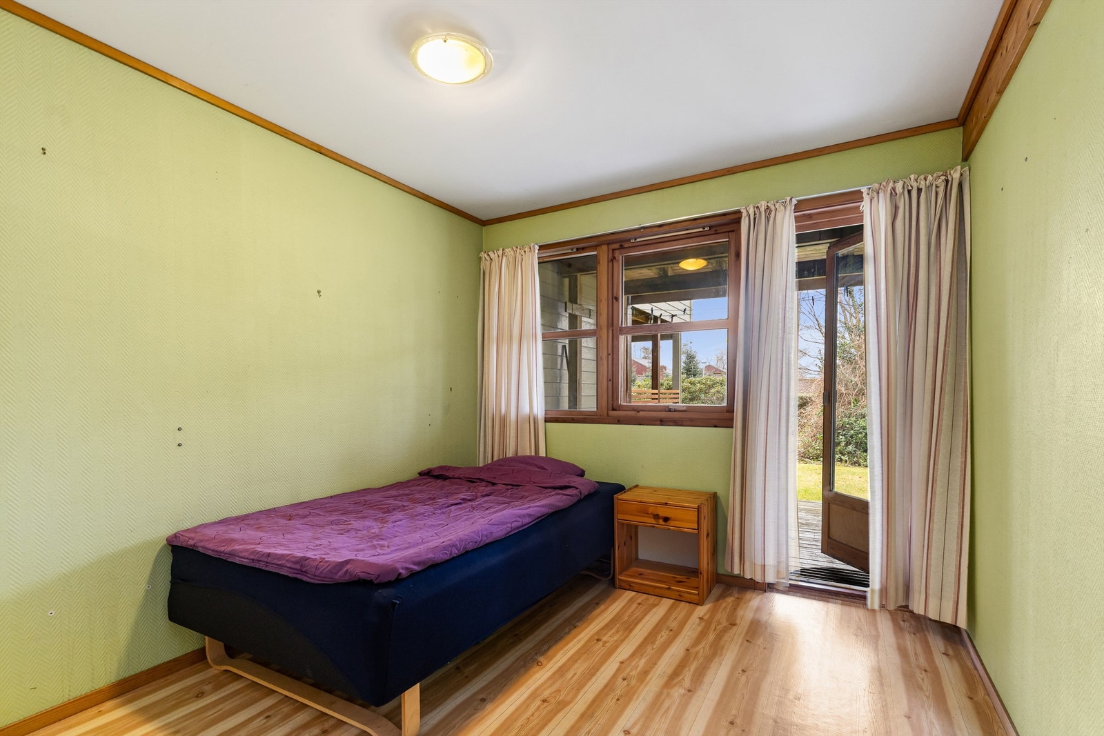 Også dette rommet har direkte utgang til terrassen og hagen. Galleribilde