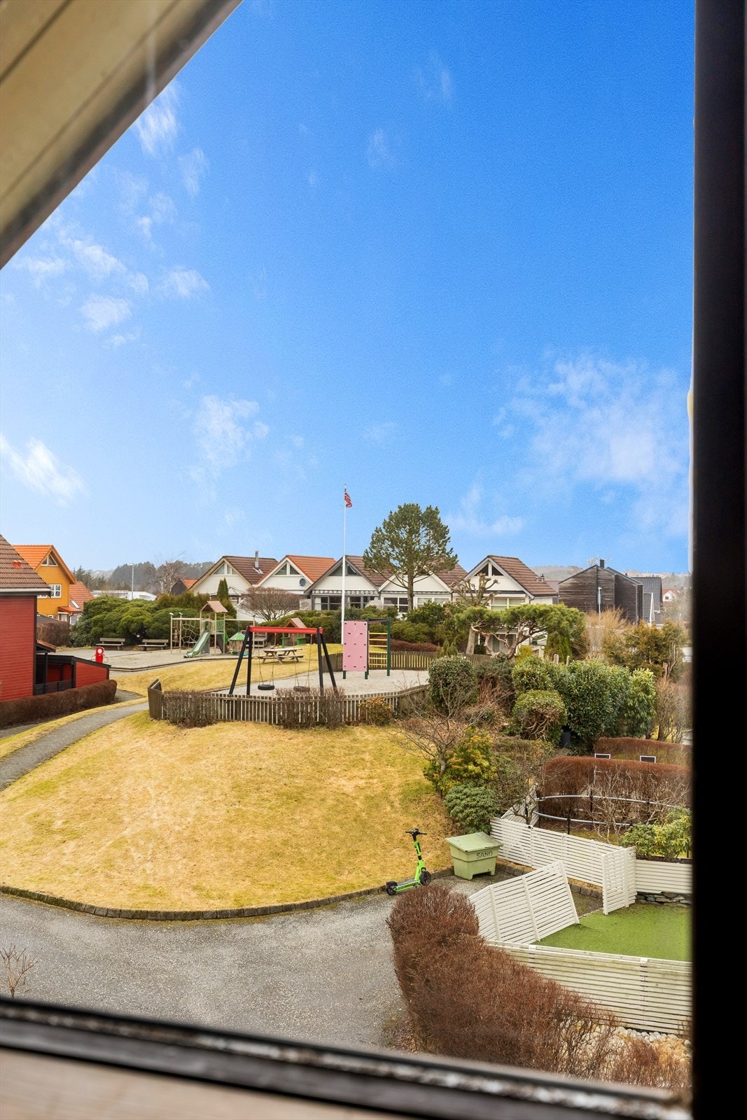 Fra boligen er det utsikt mot en nærliggende lekeplass, trygt og oversiktlig for de minste. Galleribilde