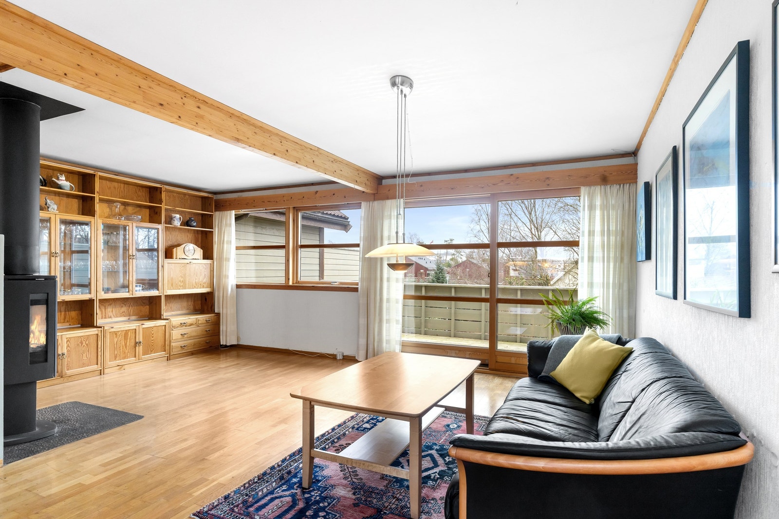 Store vindusflater gir rikelig med lys og utgang til en stor balkong. Galleribilde