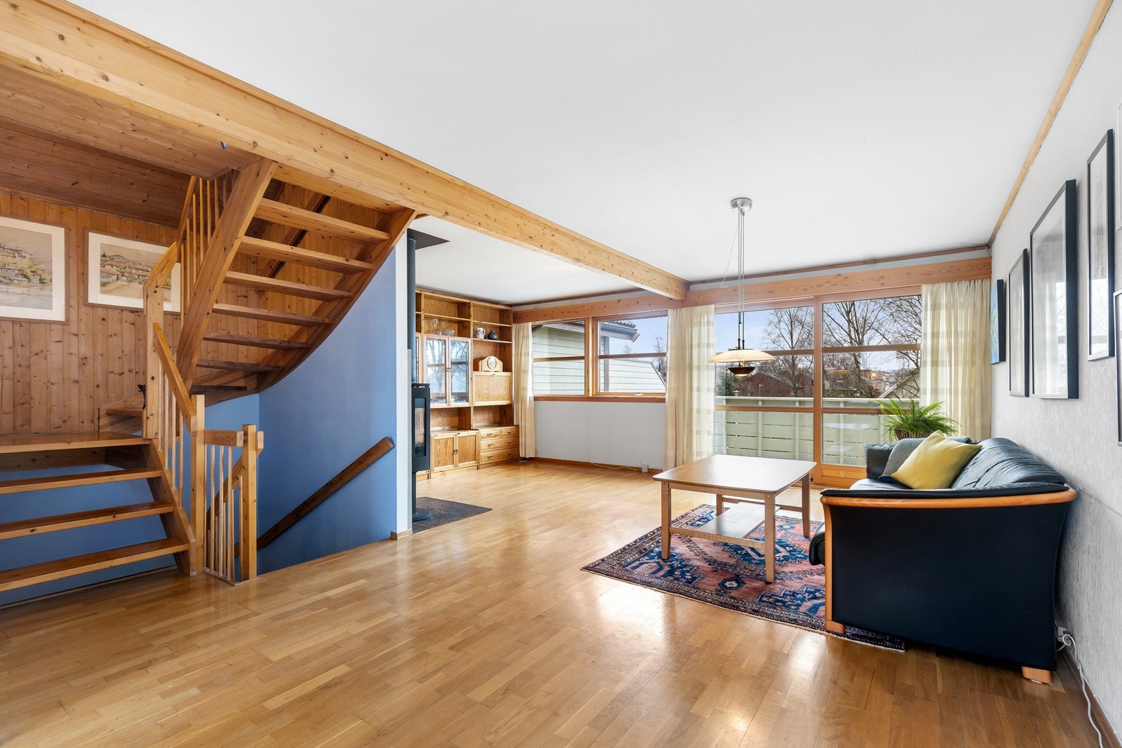 Stuen er romslig, har parkett på gulvet og trapp videre opp til loftsetasjen. Galleribilde