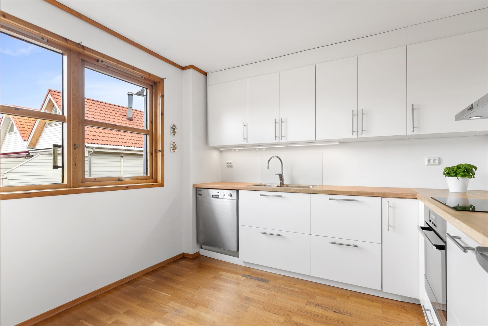 Vinduet over arbeidsbenken gir godt med naturlig lys. Galleribilde