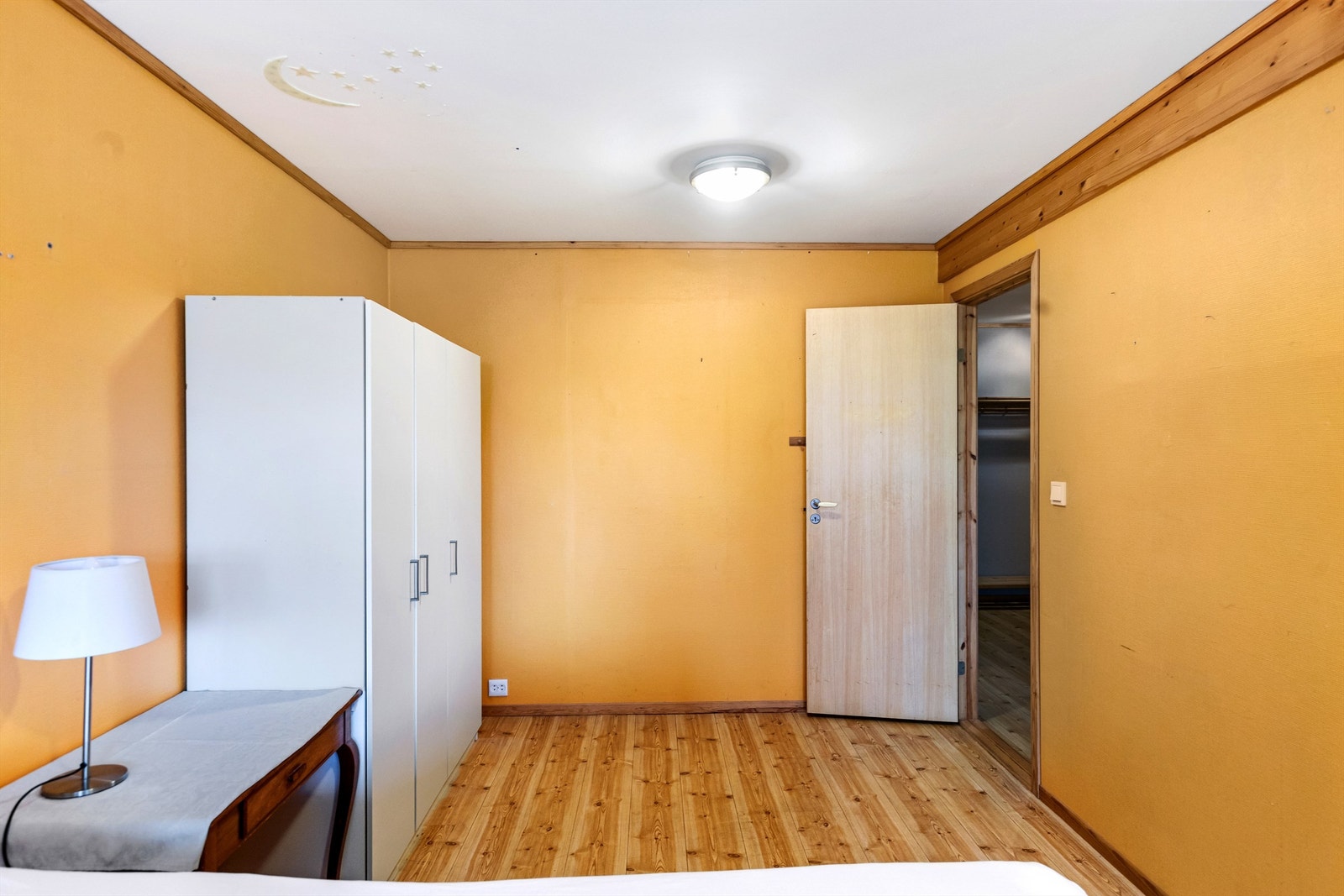 Rommet har god plass til både seng og garderobeløsning. Galleribilde