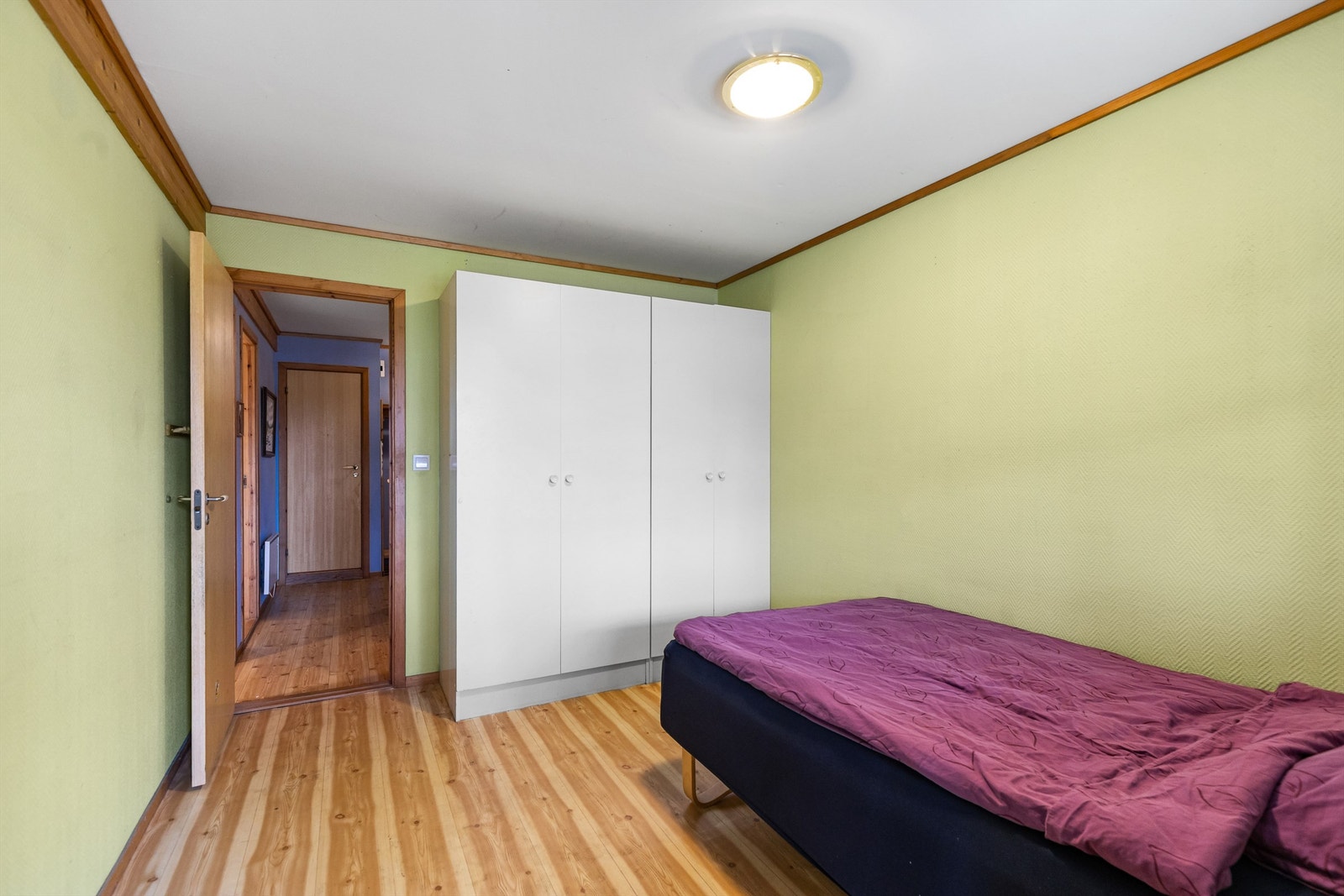 Boligens andre soverom i første etasje, med plass til seng og garderobe. Galleribilde