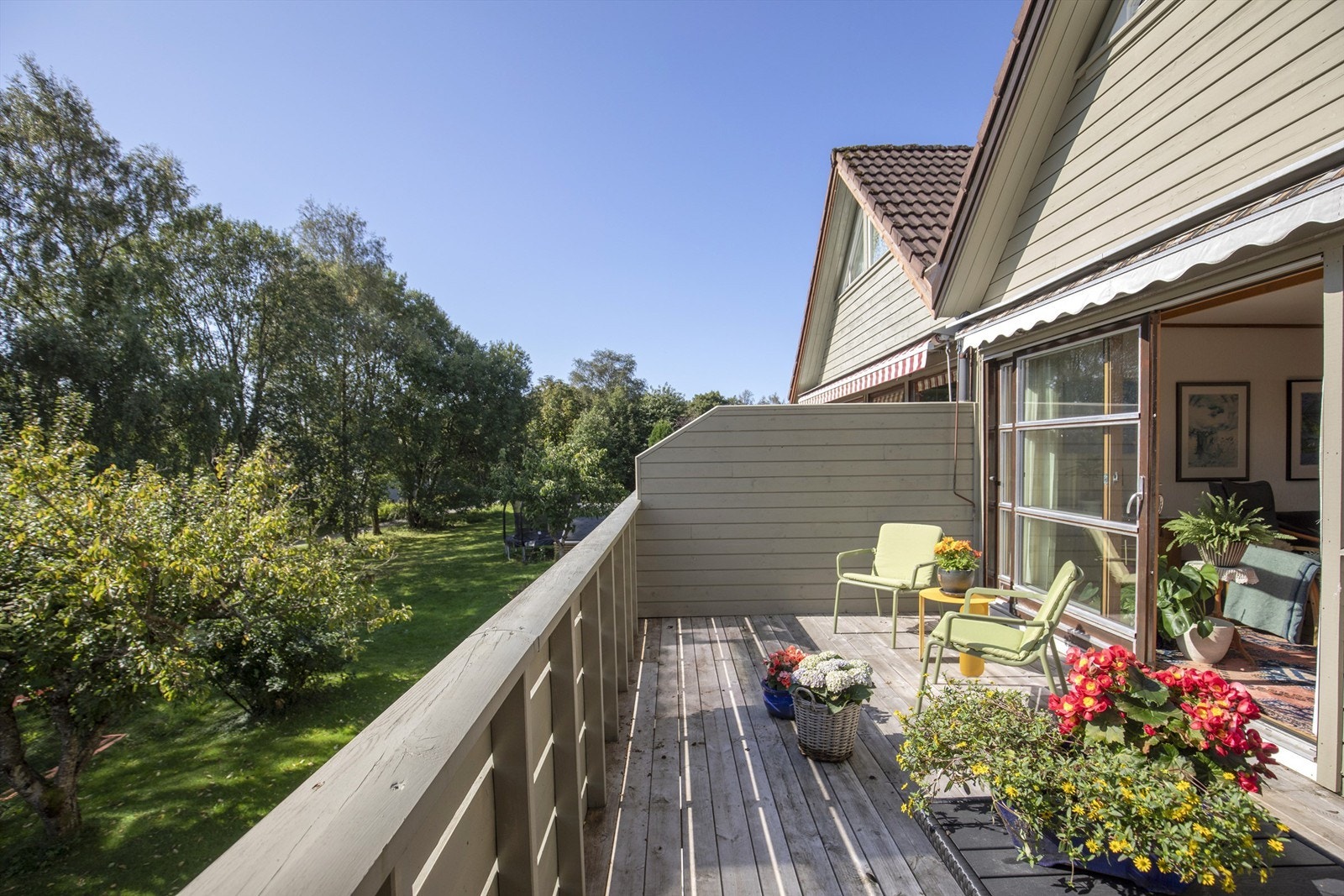 Balkongen har god plass til en sittegruppe og vender ut mot felles grøntareal. Galleribilde