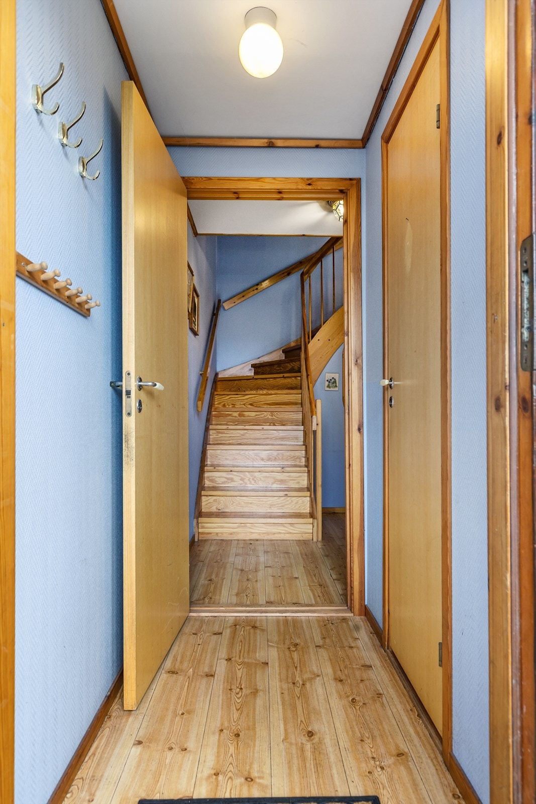 Fra gangen er det adkomst til alle rommene i etasjen. Galleribilde