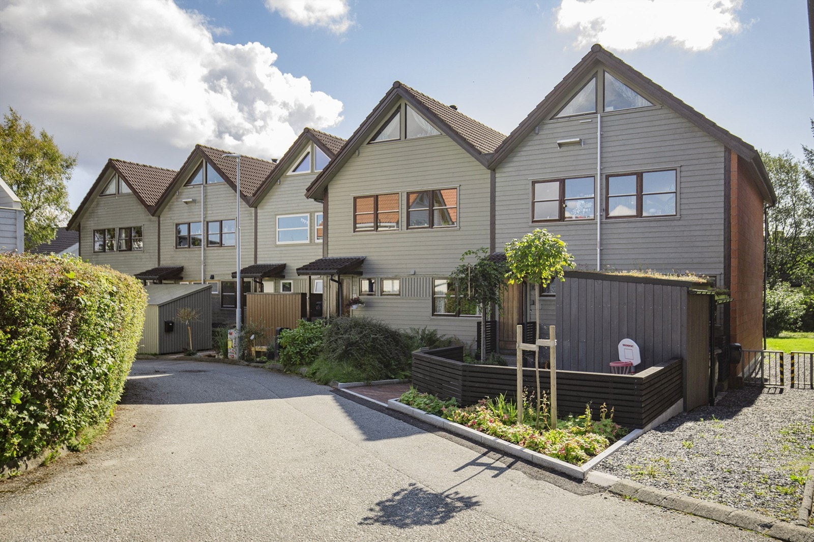 Boligen har en familievennlig planløsning over fire plan og egen garasje i felles anlegg. Galleribilde