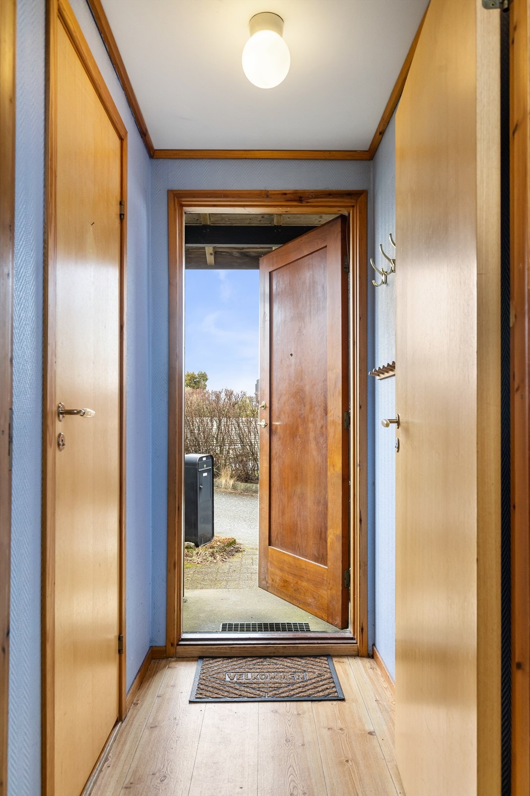 En lys og funksjonell entré ønsker deg velkommen inn. Galleribilde