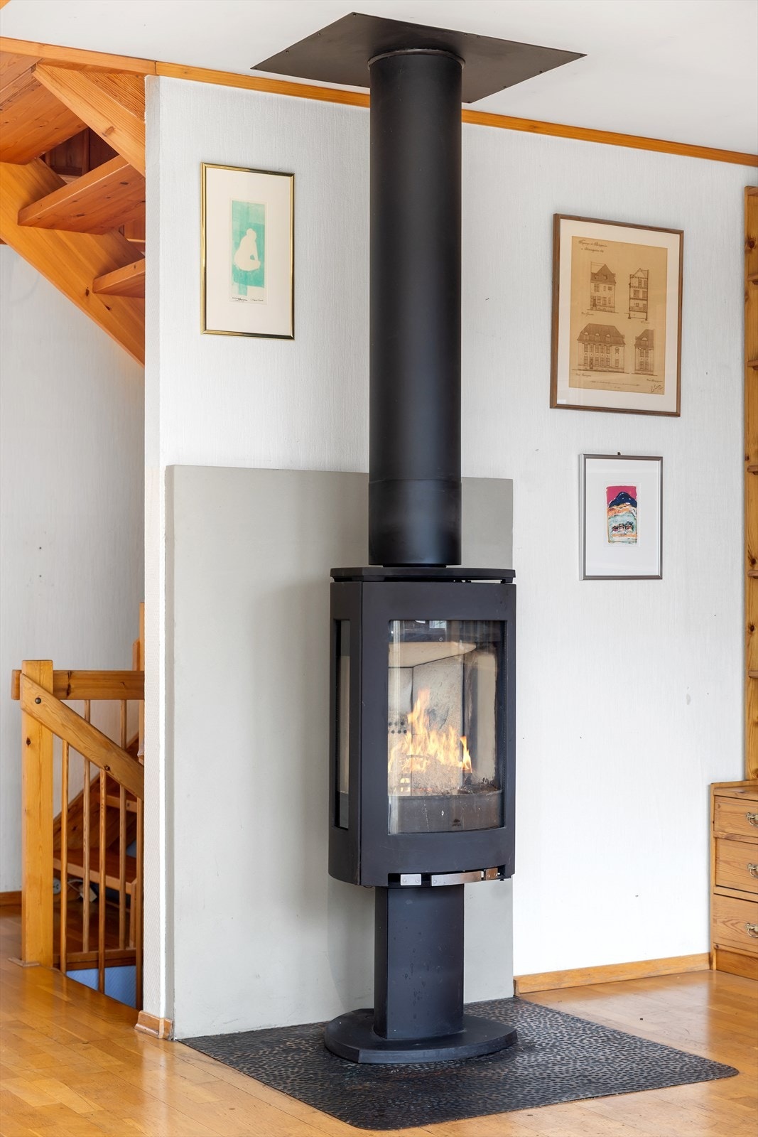 En peisovn i stuen gir både hygge og effektiv varme på kalde dager. Galleribilde