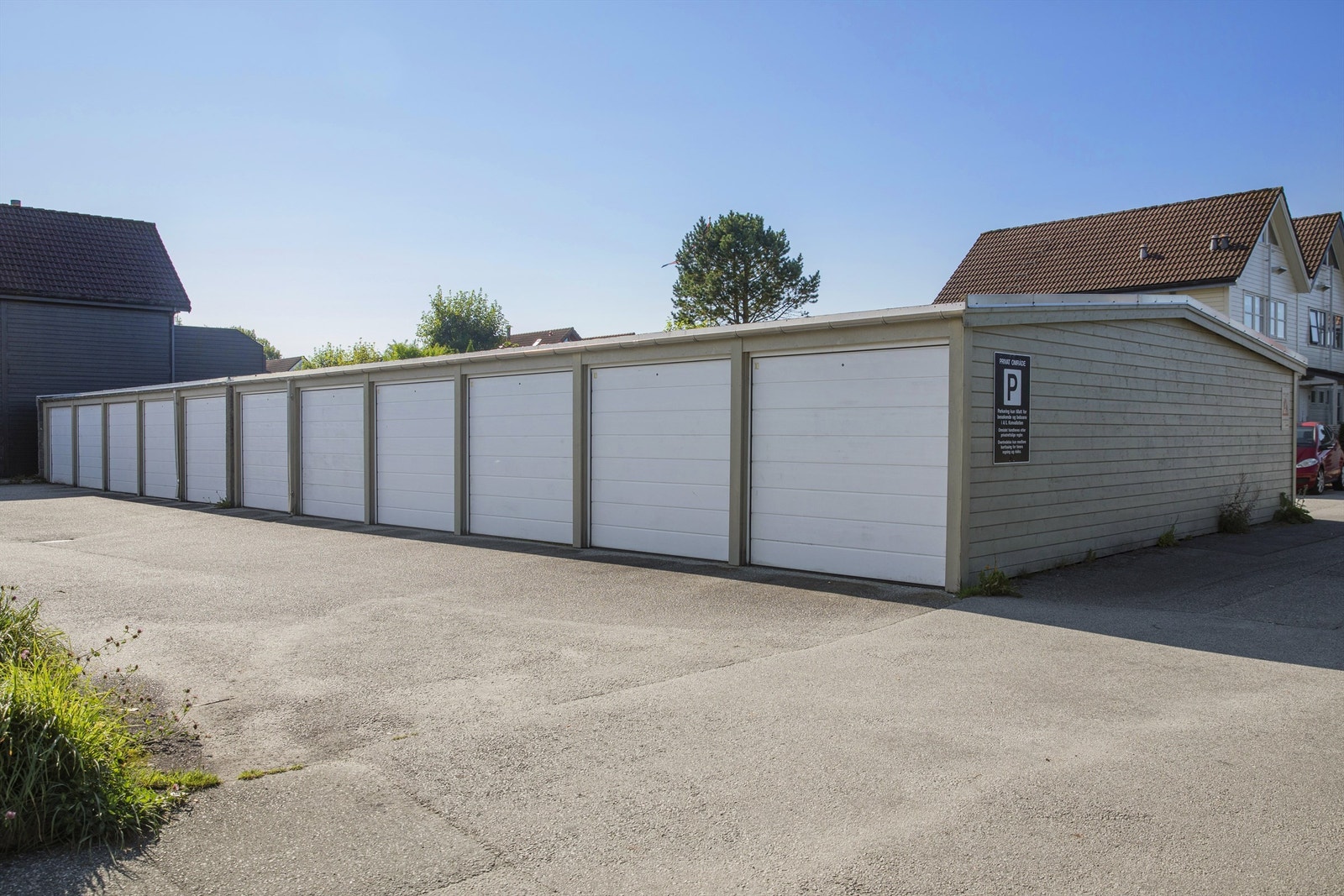 Til boligen hører en frittstående garasje i et felles garasjeanlegg. Galleribilde