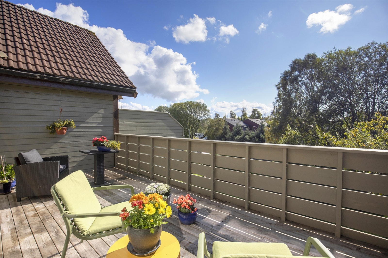 En fin uteplass som fungerer som en forlengelse av stuen på varme dager. Galleribilde