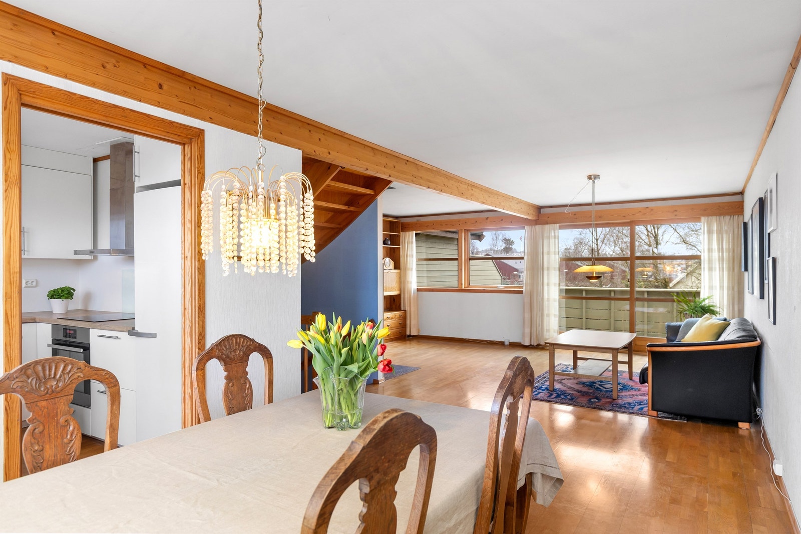 Spisestuen ligger i tilknytning til kjøkkenet, perfekt for måltider med familie og venner. Galleribilde