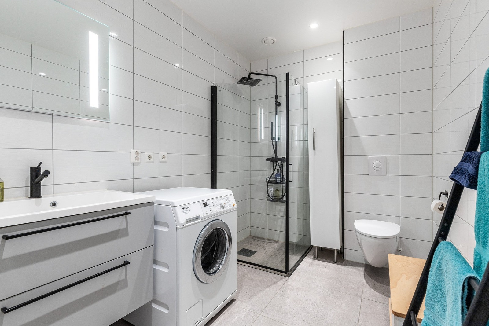 Delikat flislagt baderom med gulvvarme. Galleribilde