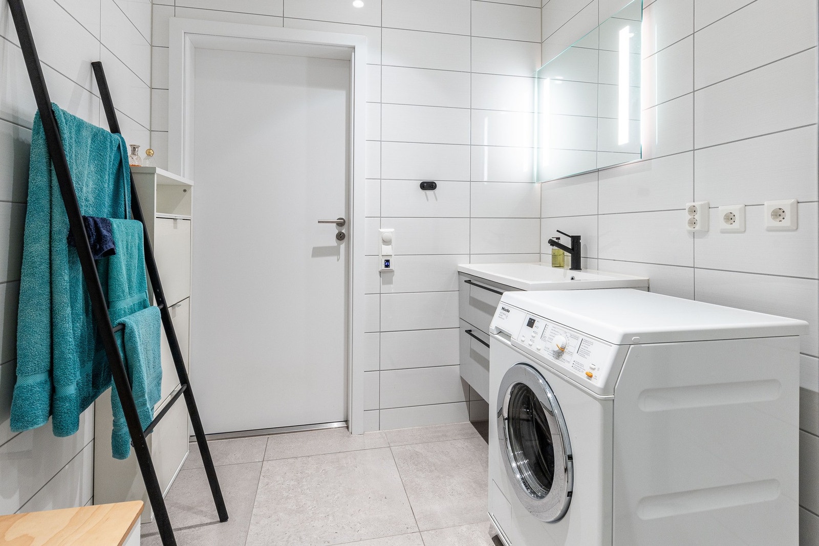 Servant i matchende farge som kjøkkeninnredning. Galleribilde