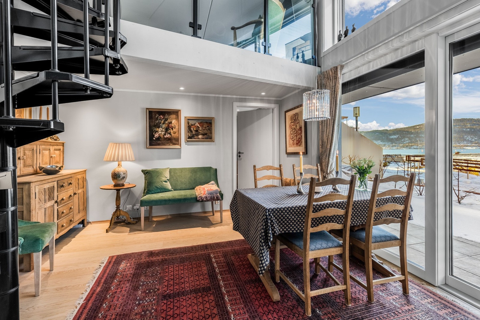 Downlights under mesanin. Galleribilde