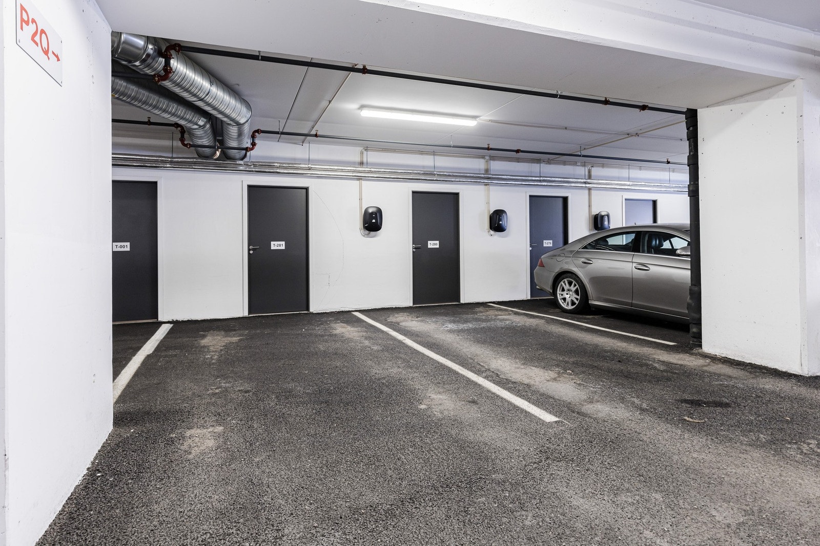 Få meter til parkeringsplass på 12,5 kvm tilknyttet sportsbod på 5 kvm. Mulighet for innstallering av elbil lader. Galleribilde