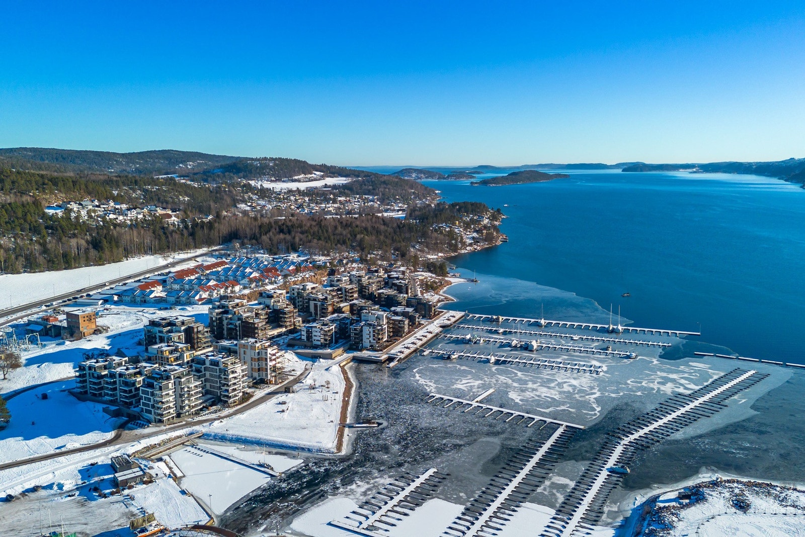 I tilknytning til stranden finner man en badepark på 6 mål og gressbakke. På området er det også en 150 meter lang kai med nedtrapping mot sjøen som gjør området egnet for rullestolbrukere. Galleribilde