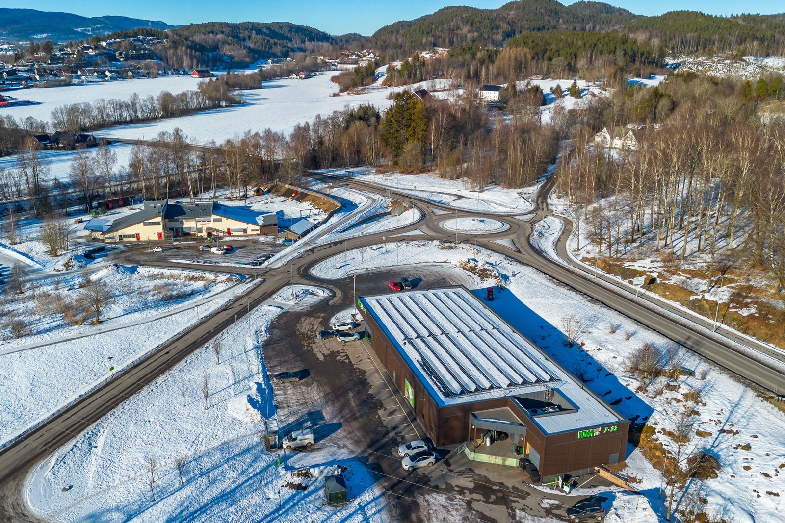Dagligvarehandelen kan blant annet gjøres på Kiwi og Coop Extra. Førstnevnte nås på ca. 8 min til fots. I Sande finner du Rema 1000 og en stor, flott Meny som åpnet sommeren 2022. Sande sentrum har også et utvalg av butikker som dekker daglige behov, vinm Galleribilde