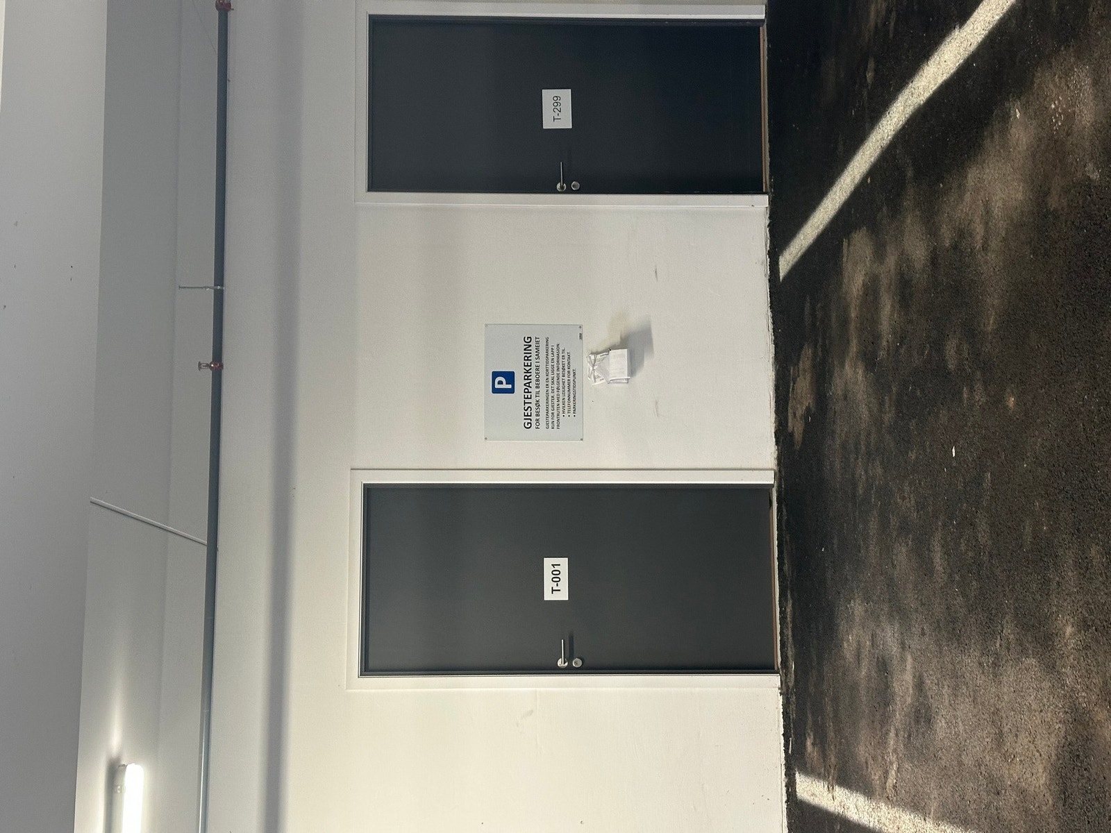 Flere gjesteplasser i garasjekjeller. Galleribilde