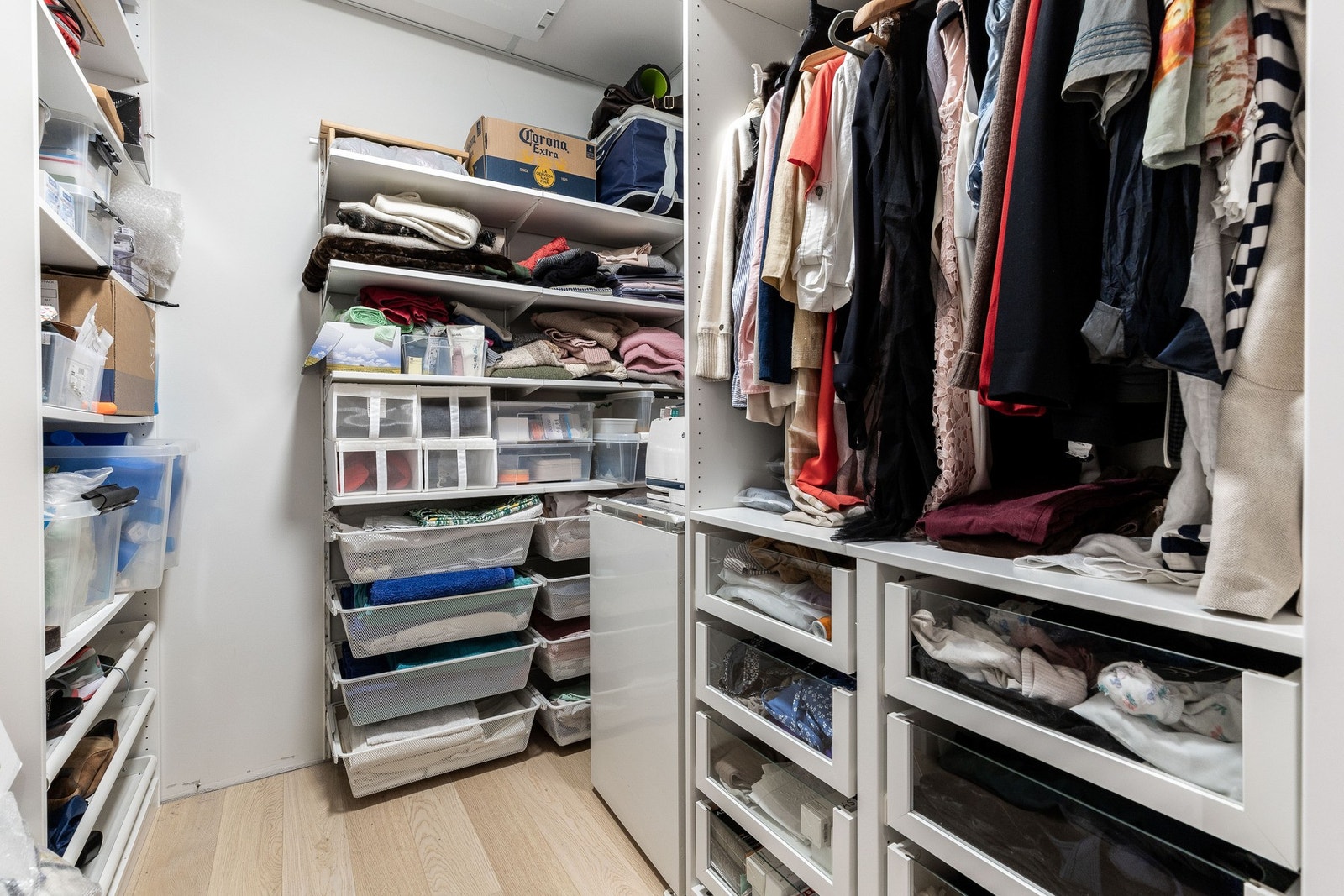 Tilknyttet soverommet er det walk-in garderobe / teknisk rom på ca. 5 kvm. Galleribilde